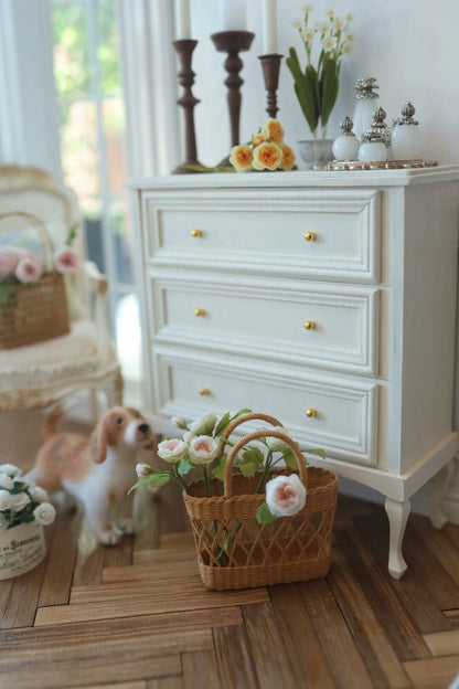 Meuble miniature vintage blanc à trois tiroirs pour maison de poupée, échelle 1:6