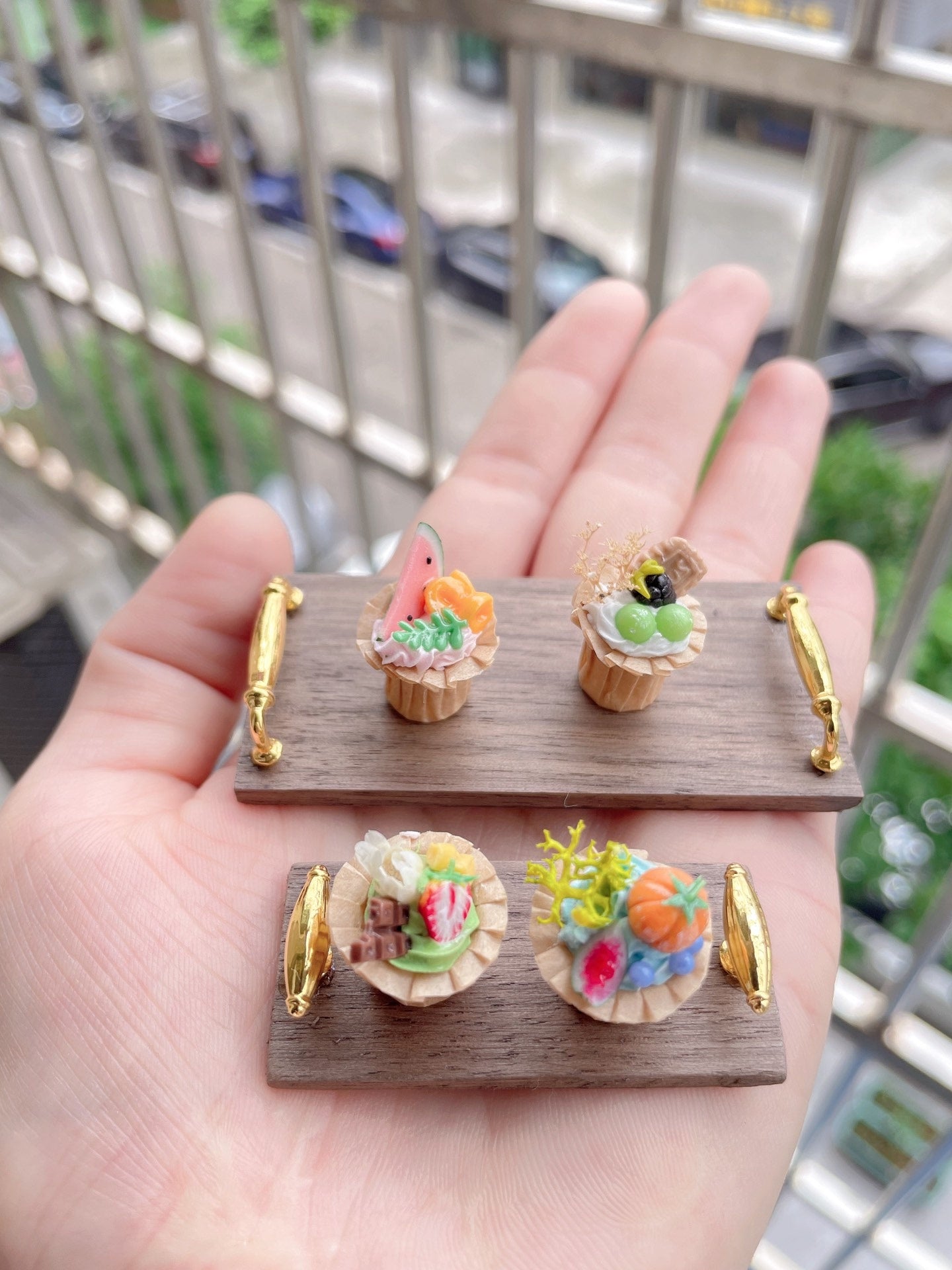 Bandeja con asa de nogal a escala 1:12, plato de exhibición para casa de muñecas en miniatura, escena de pastelería, muebles en miniatura