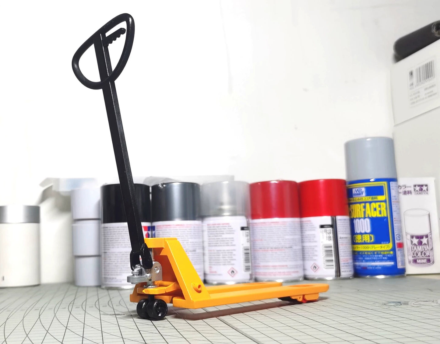 Scène de garage miniature RC à l'échelle 1:10 avec modèle de chariot élévateur de simulation pour l'affichage de voitures d'escalade