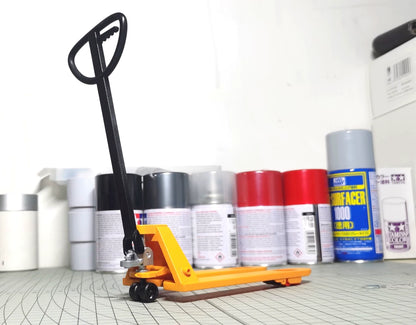 Scène de garage miniature RC à l'échelle 1:10 avec modèle de chariot élévateur de simulation pour l'affichage de voitures d'escalade