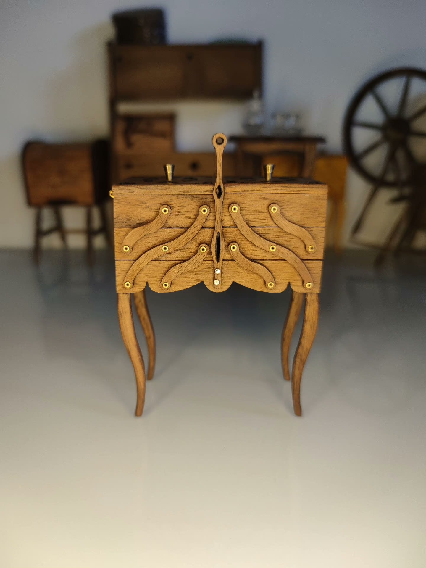 Boîte à couture pliable avec poignée pour maison de poupée miniature à l'échelle 1:6