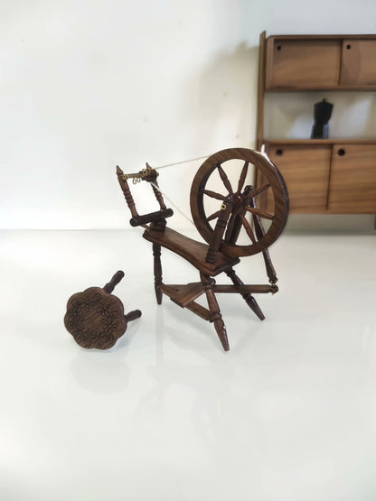 Meubles miniatures pour maison de poupée à l'échelle 1:12, rouet en noyer avec tabouret à pétales