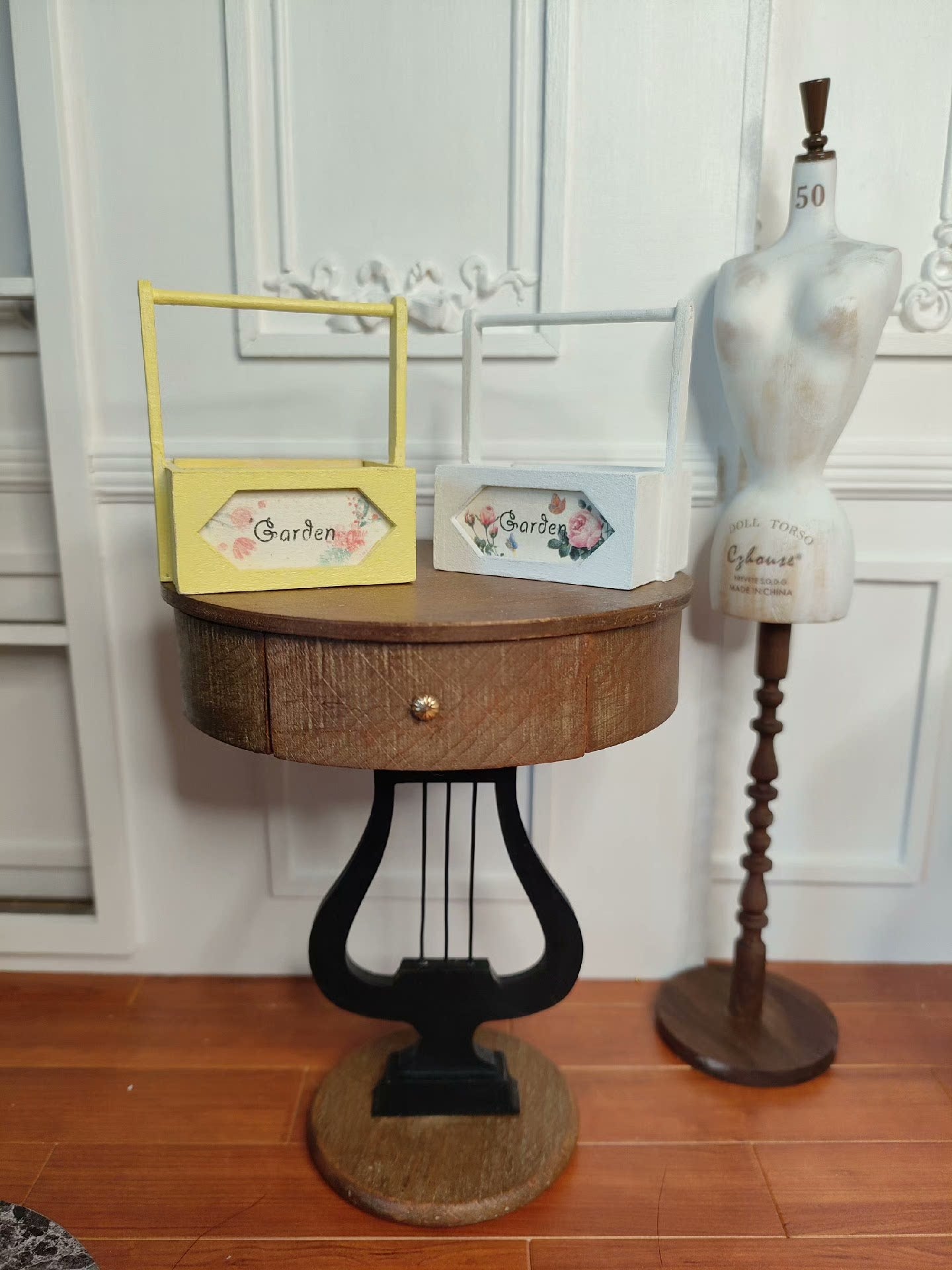 Mesa de lira a escala 1:12, muebles de casa de muñecas en miniatura para exhibición fotográfica