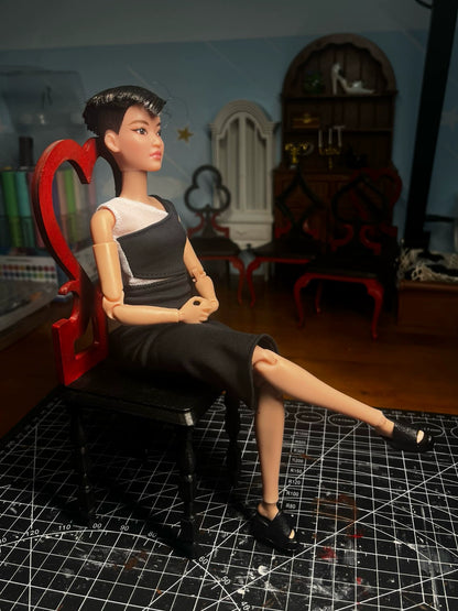 Silla gótica a escala 1:6, muebles de casa de muñecas en miniatura, hechos a mano y pintados.