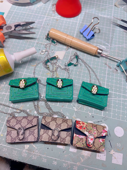 Bolso de diseño en miniatura a escala 1:12, diseño floral y liso de Dionisio para casa de muñecas.
