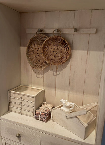 Muebles de casa de muñecas en miniatura con gabinete desgastado blanco a escala 1:6
