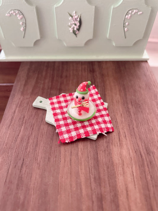 Escena de casa de muñecas en miniatura de pastelería a escala 1:6 con miniaturas de comida de arcilla