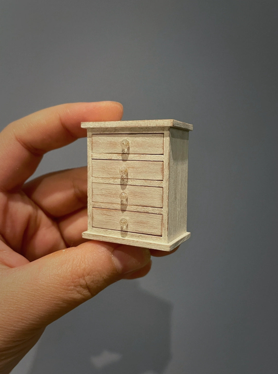 Meuble à tiroirs blanc vieilli à l'échelle 1:6, meuble miniature pour maison de poupée