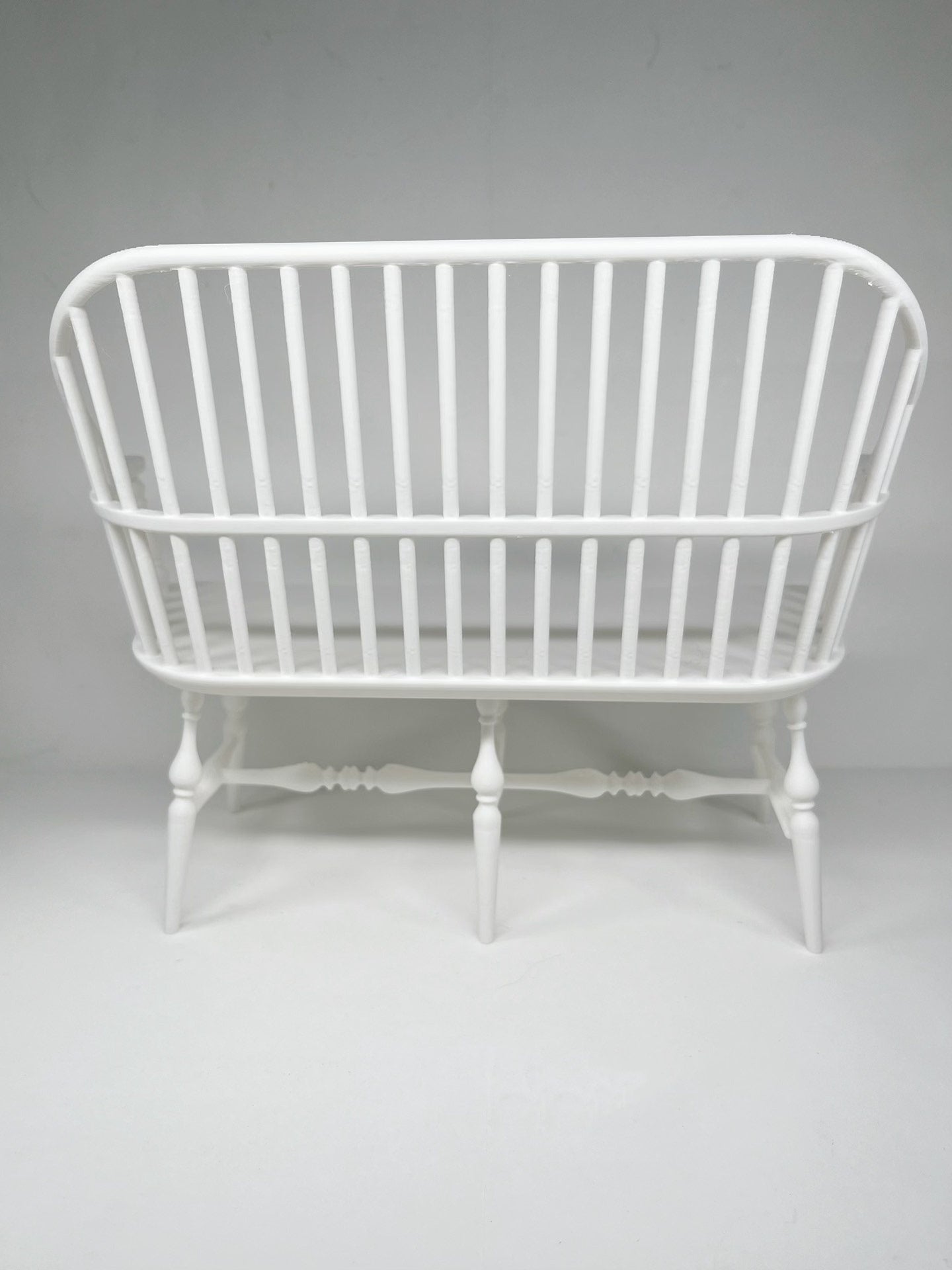 Silla en miniatura para casa de muñecas estilo Windsor a escala 1:6, modelo blanco