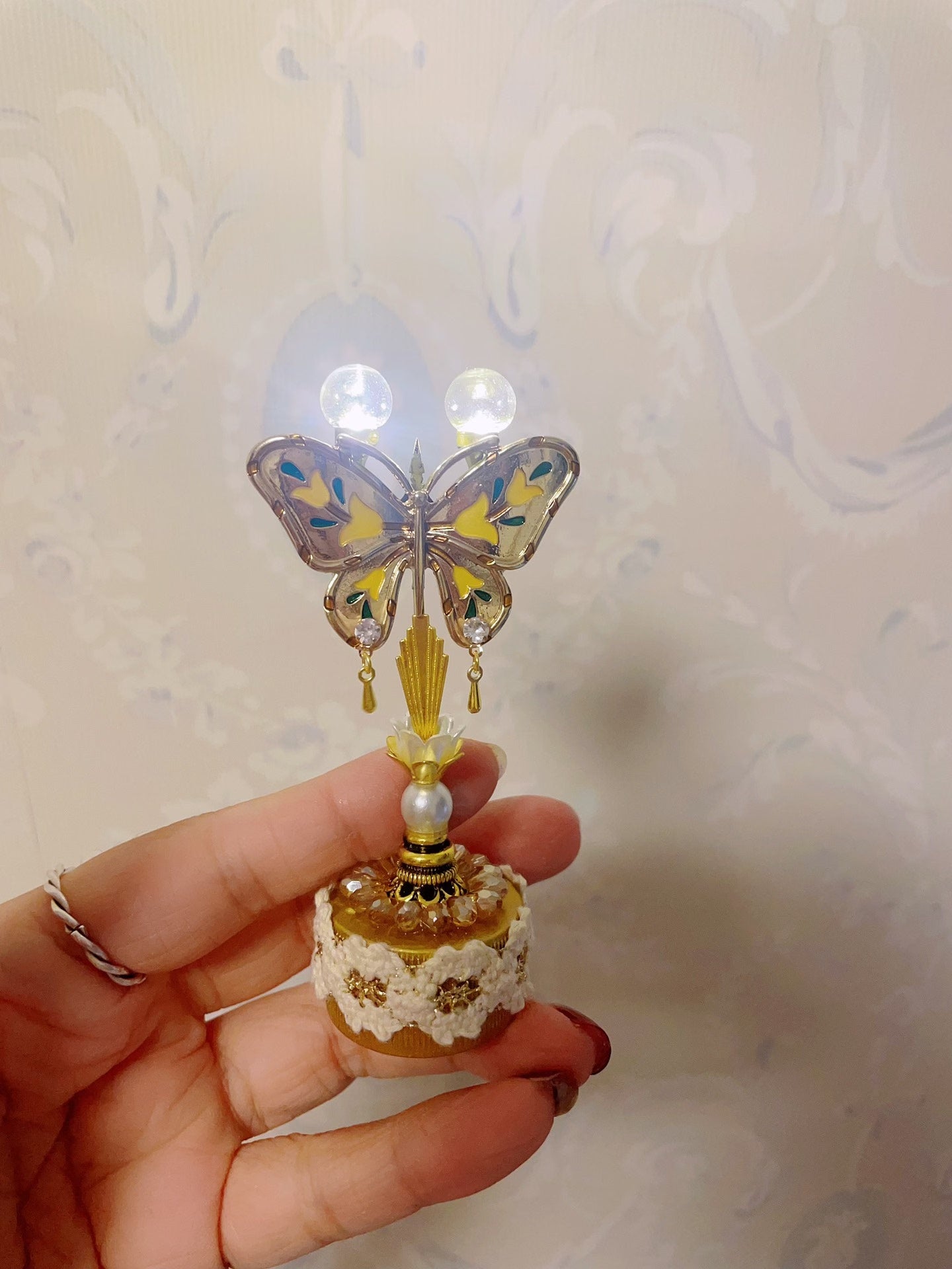Lámpara de pie de mariposa vintage a escala 1:6, iluminación para casa de muñecas en miniatura con control remoto