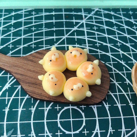 Pan blando de Shiba Inu en miniatura de arcilla a escala 1:12