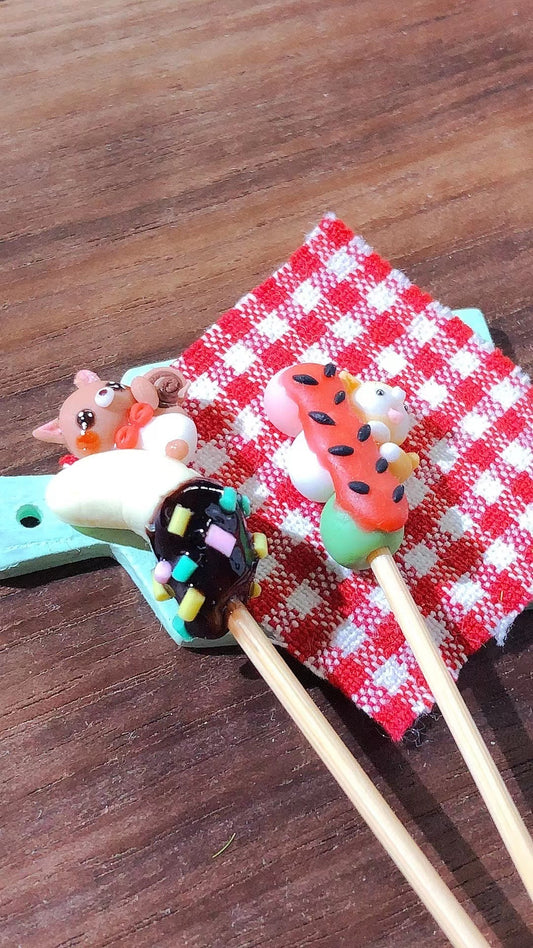 Scène de maison de poupée miniature à l'échelle 1:12 avec gâteau de dessin animé en argile, ensemble de jeu de nourriture miniature