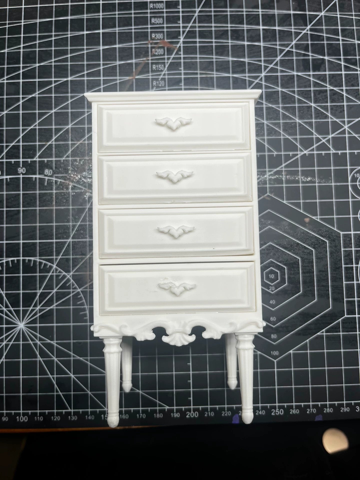 Mueble de madera con cajones a escala 1:6 para casa de muñecas en miniatura