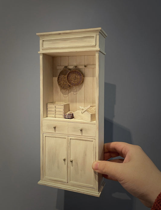 Muebles de casa de muñecas en miniatura con gabinete desgastado blanco a escala 1:6