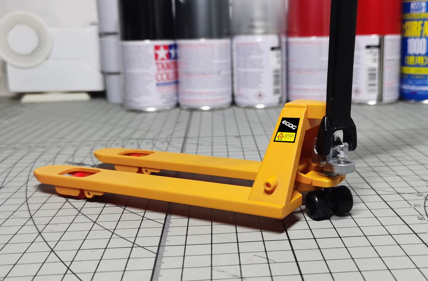 Scène de garage miniature RC à l'échelle 1:10 avec modèle de chariot élévateur de simulation pour l'affichage de voitures d'escalade