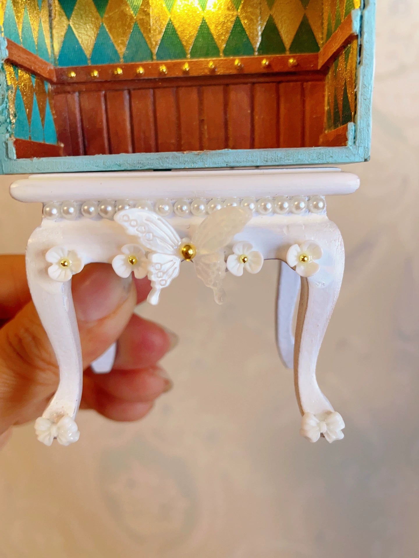 Casa de muñecas en miniatura a escala 1:12 con muebles y accesorios de temática felina.