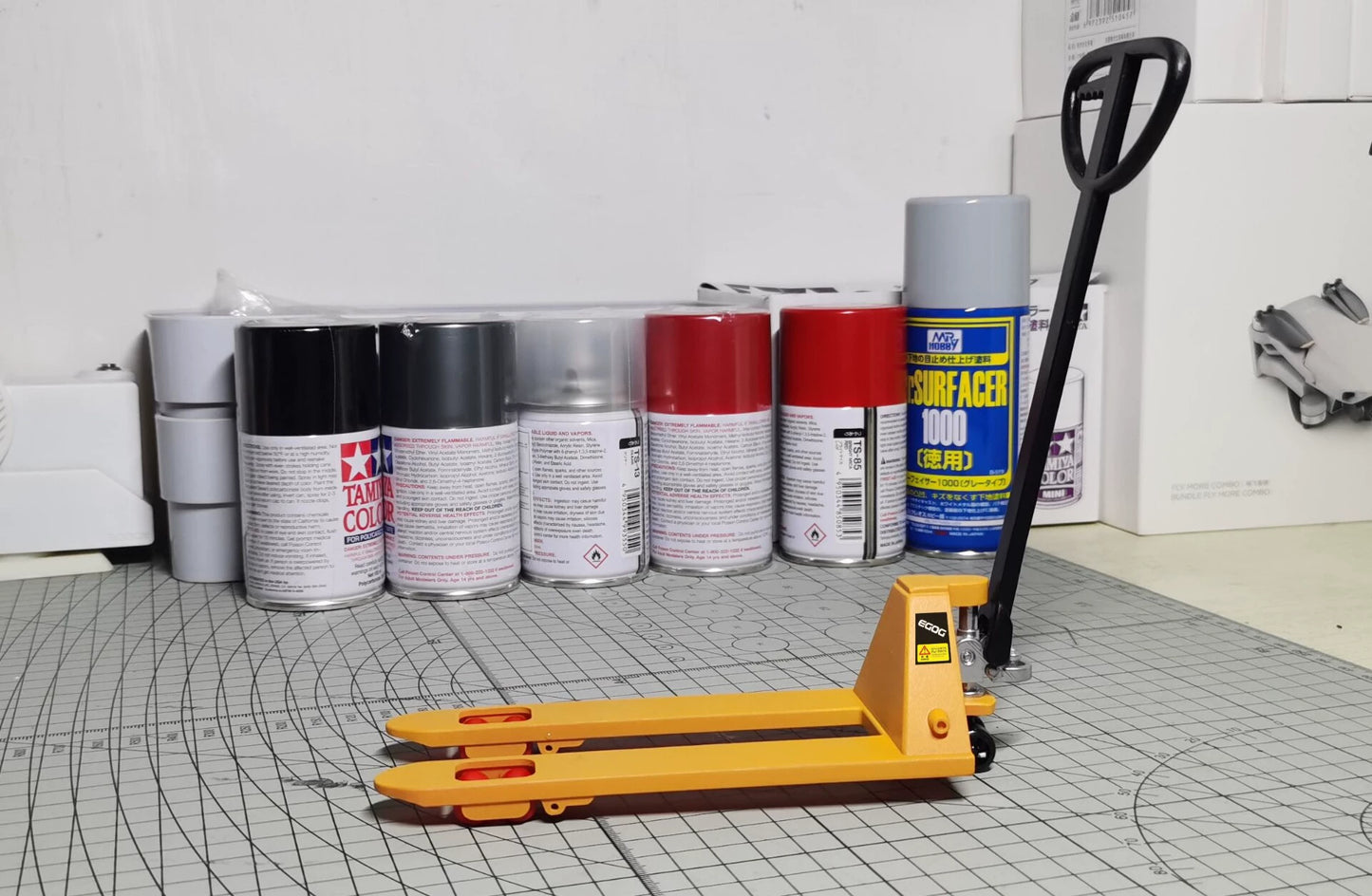 Scène de garage miniature RC à l'échelle 1:10 avec modèle de chariot élévateur de simulation pour l'affichage de voitures d'escalade