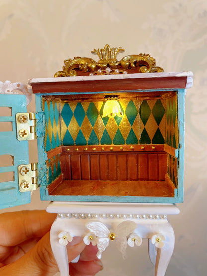Casa de muñecas en miniatura a escala 1:12 con muebles y accesorios de temática felina.