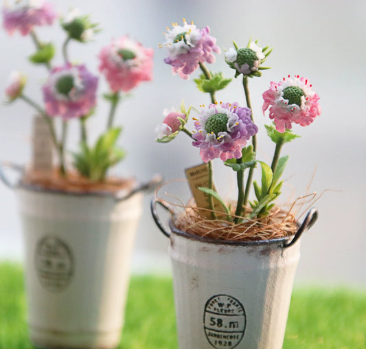 Cesta de flores de arcilla en miniatura a escala 1:12 para decoración de casa de muñecas. Flores en miniatura.