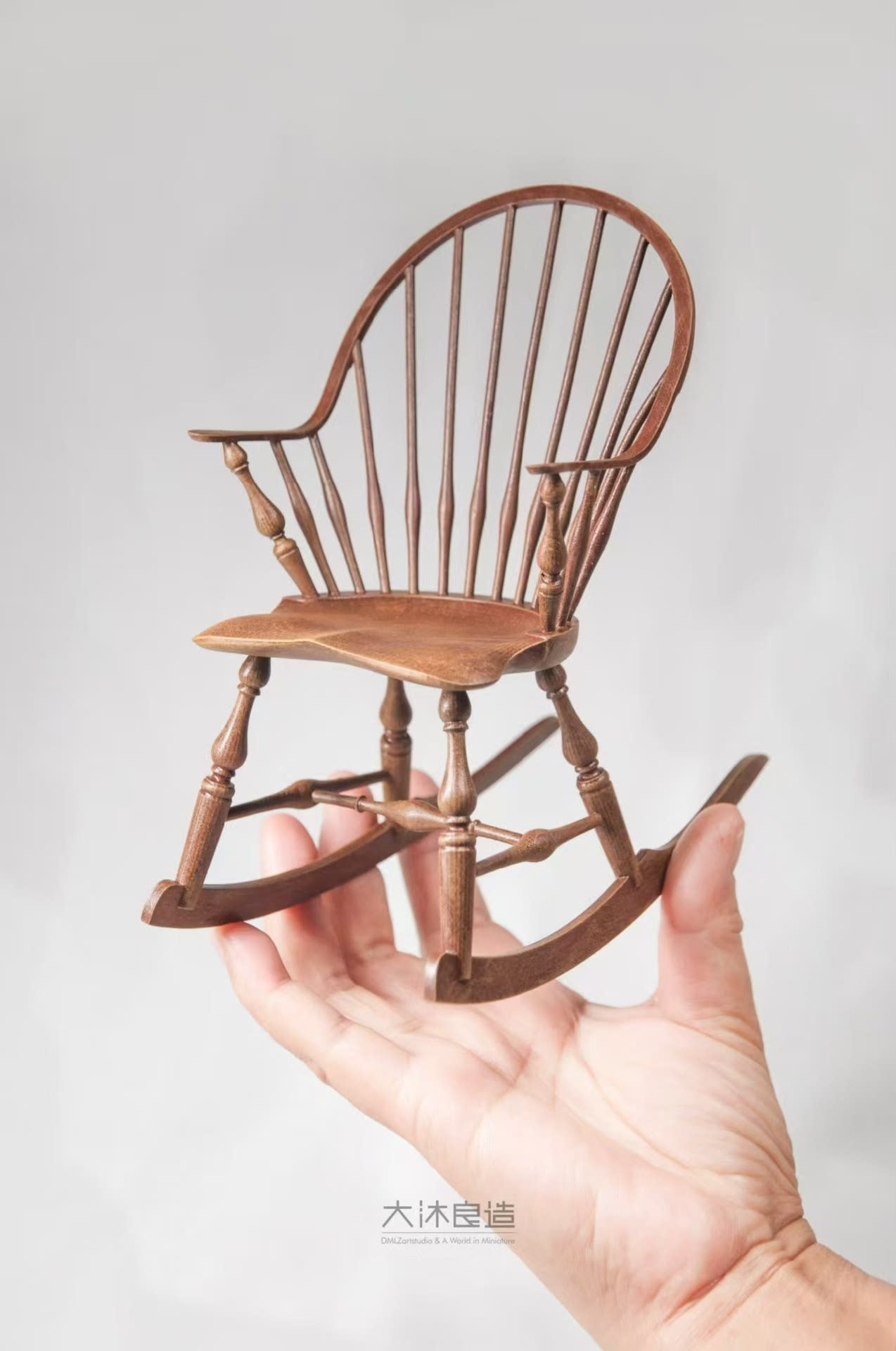 Mecedora Windsor a escala 1:6, muebles para casa de muñecas en miniatura