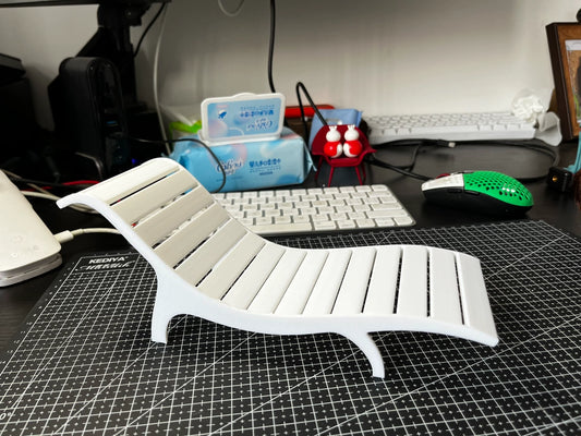 Chaise longue miniature pour maison de poupée à l'échelle 1:6
