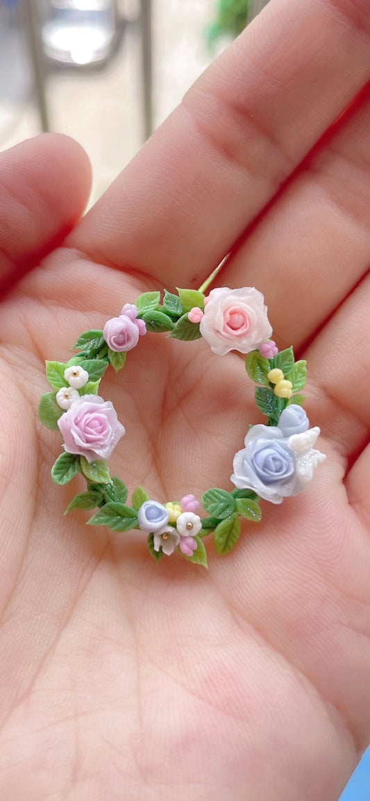 Corona de flores de arcilla en miniatura a escala 1:12, accesorio para casa de muñecas, escena en miniatura