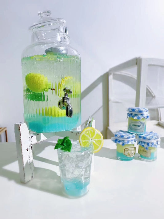 Accesorio para casa de muñecas en miniatura a escala 1:12: Frasco de vidrio para té de frutas, refresco de limón y hielo
