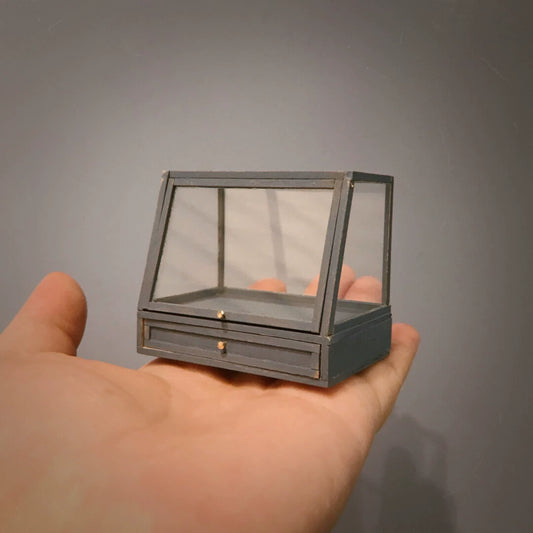 Vitrine miniature grise et bleue vieillie à l'échelle 1:6 pour maison de poupée