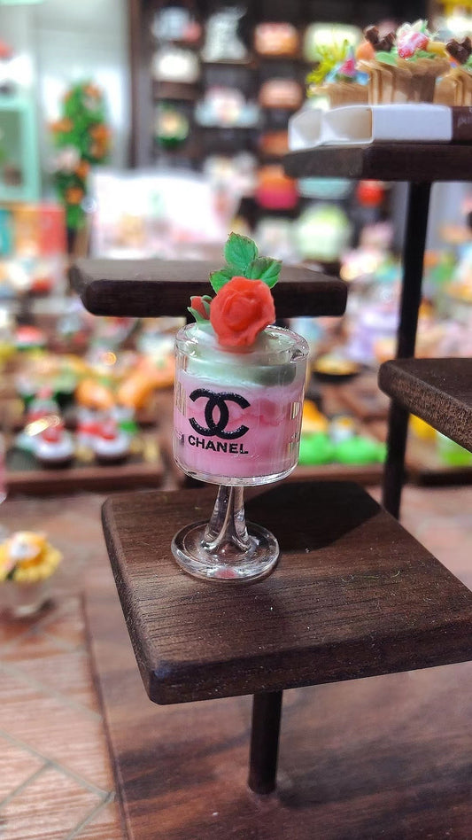 Escena de casa de muñecas de pastelería de arcilla en miniatura a escala 1:12 con postres y bebidas en miniatura