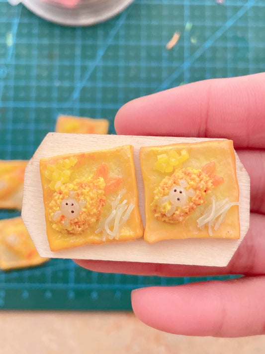 Modèle de nourriture miniature en argile pour toast aux crevettes à l'échelle 1:12