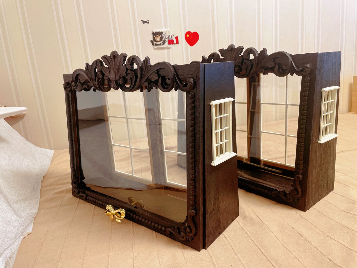 Vitrina de iluminación para casa de muñecas en miniatura a escala 1:12 con temática de gato, envío gratis