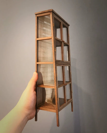 Mueble para casa de muñecas en miniatura de nogal con gabinete trapezoidal vintage a escala 1:6