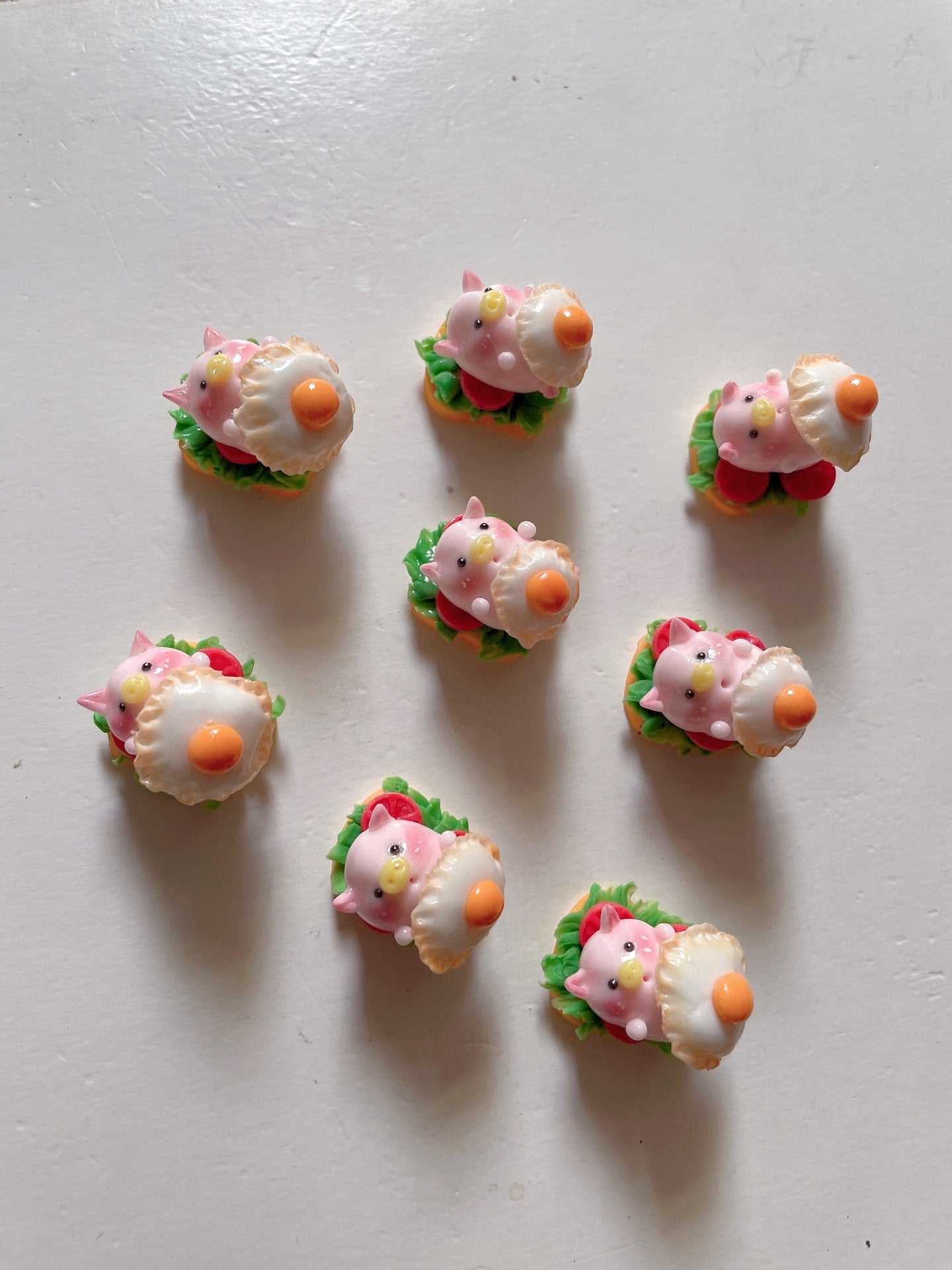 Accesorio para casa de muñecas con forma de huevo frito de cerdo en miniatura de arcilla a escala 1:12