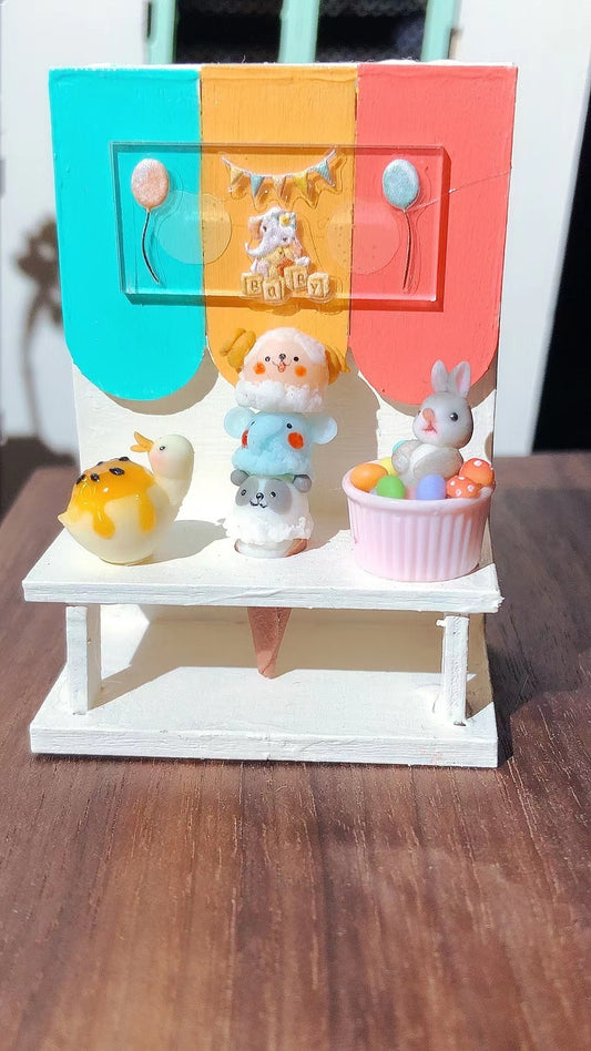 Escena de casa de muñecas con pastelería en miniatura a escala 1:12 y pasteles de arcilla en miniatura, juego de comida en miniatura estilo dibujos animados