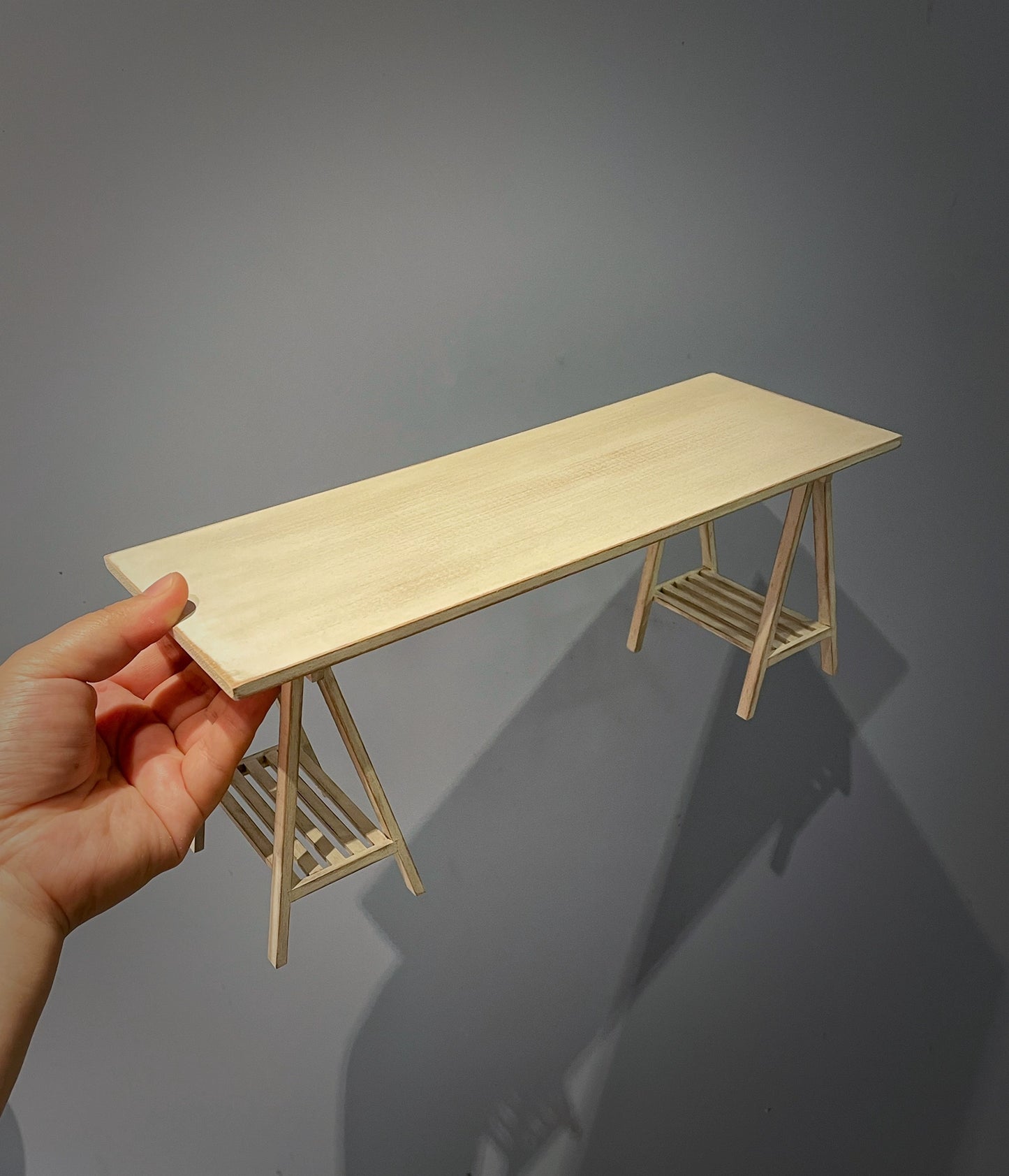 Mesa de madera a escala 1:6, muebles para casa de muñecas en miniatura, estilo shabby chic