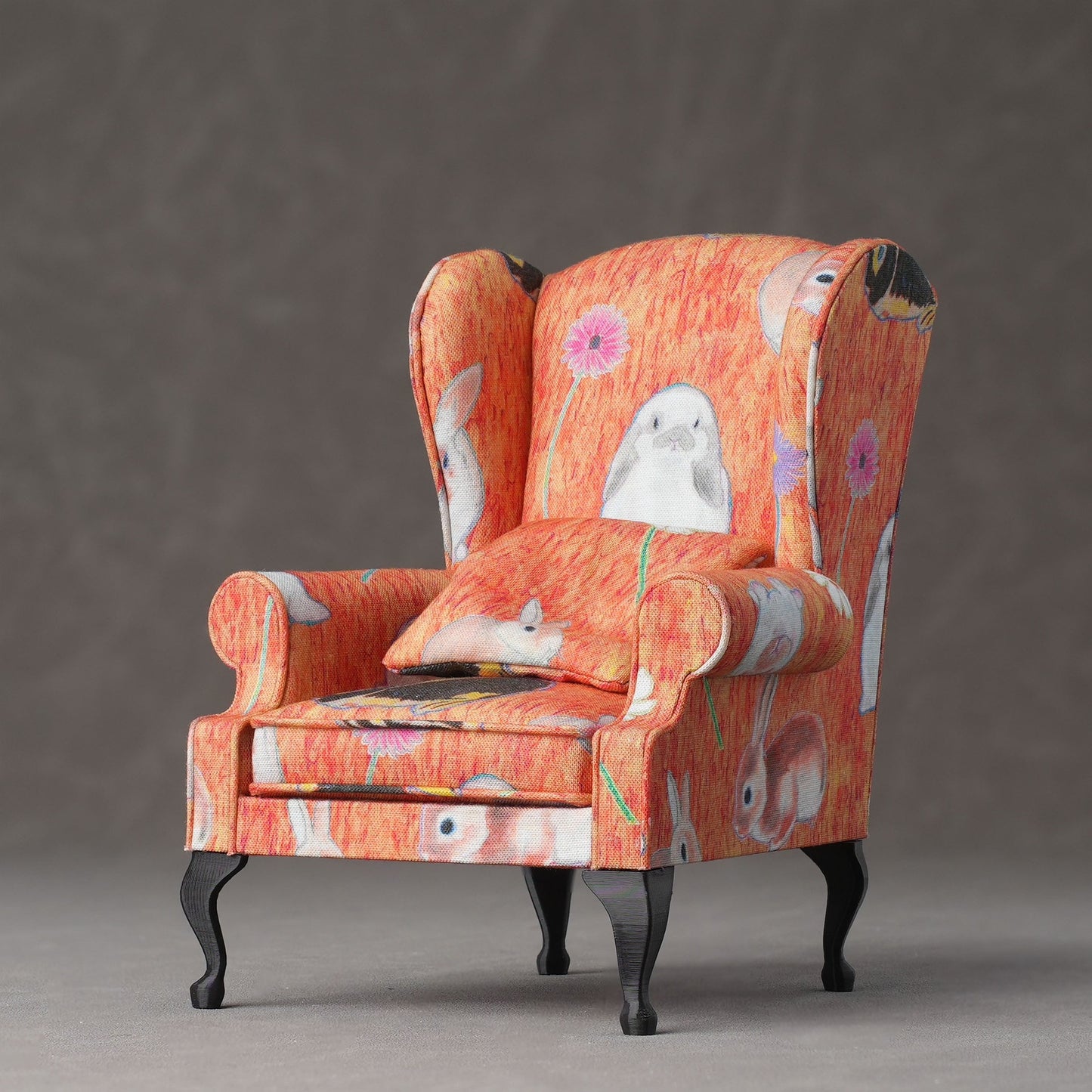 Fauteuil antique miniature à l'échelle 1:6 pour maison de poupée