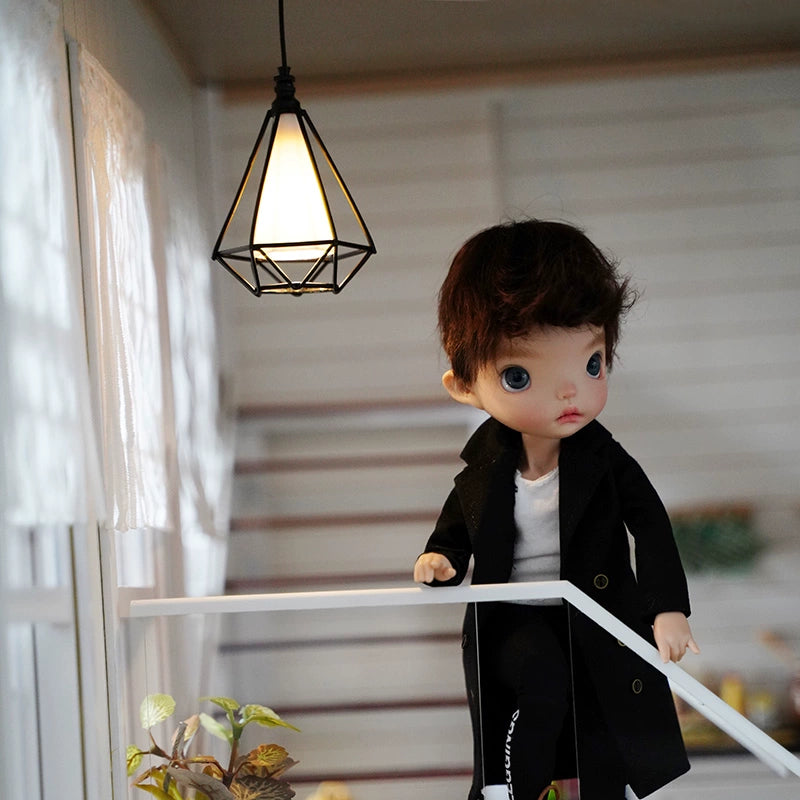 Lámpara colgante con marco blanco y negro para casa de muñecas en miniatura BJD a escala 1:6, accesorio para escena Blythe, estilo industrial nórdico, con carga móvil