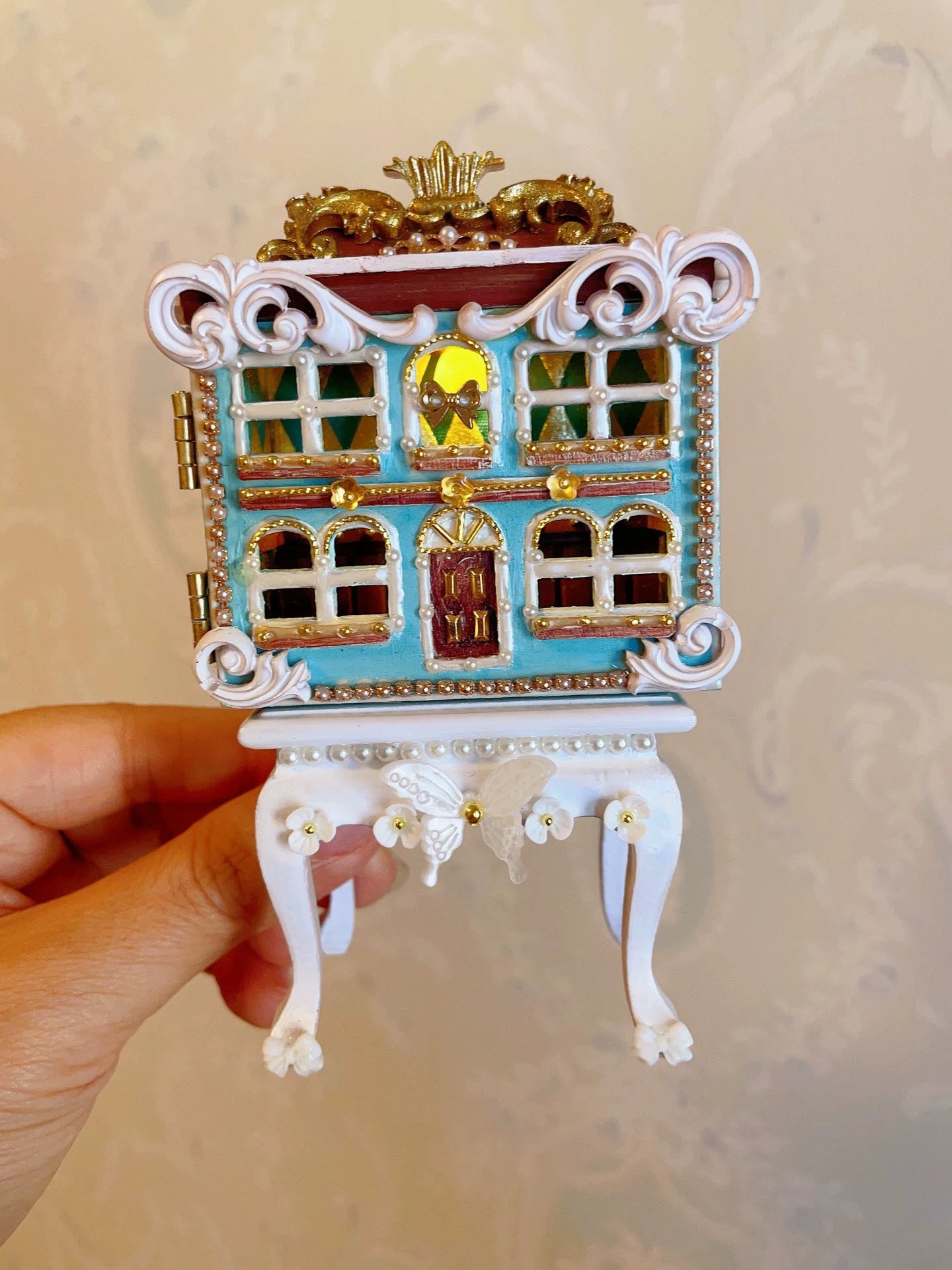 Casa de muñecas en miniatura a escala 1:12 con muebles y accesorios de temática felina.