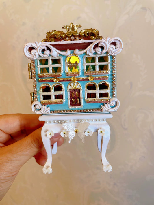 Casa de muñecas en miniatura a escala 1:12 con muebles y accesorios de temática felina.