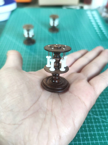 Meubles miniatures pour maison de poupée à l'échelle 1:6, atelier de couture, support de bobines en noyer