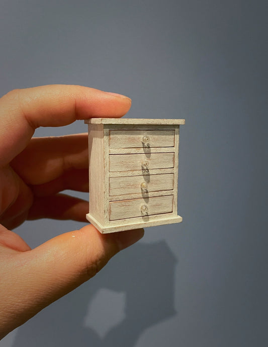 Mueble para casa de muñecas en miniatura, blanco, con cajones desgastados, escala 1:6