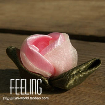 Decoración de tulipán de satén rosa en miniatura para casa de muñecas a escala 1:2 - Accesorio de tela hecho a mano