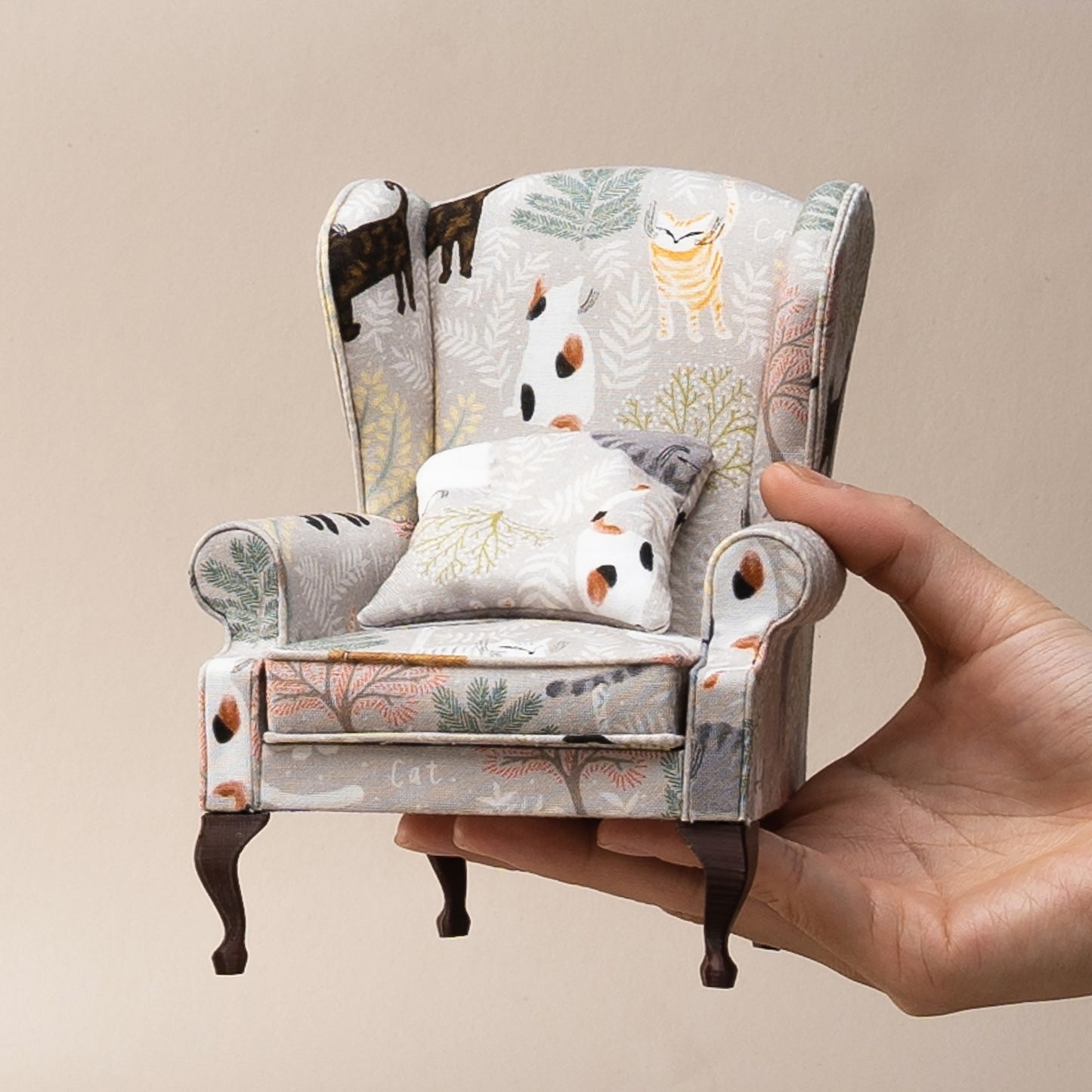 Fauteuil en tissu floral à thème chat échelle 1:6, meubles miniatures pour maison de poupée