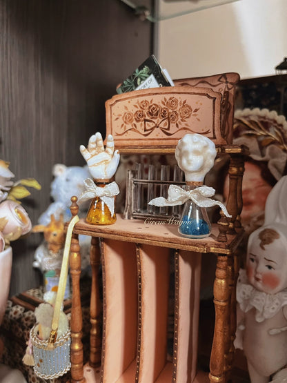 Botella de casa de muñecas en miniatura a escala 1:12 con cabeza y mano de muñeca
