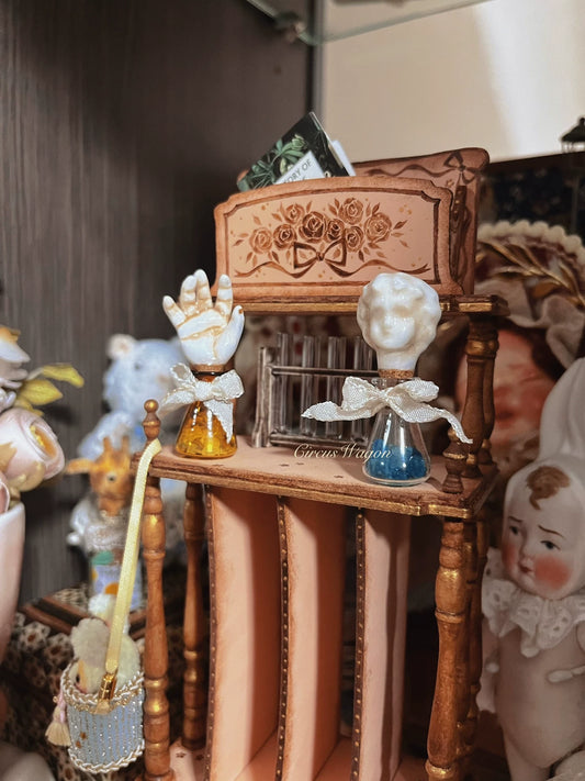 Botella de casa de muñecas en miniatura a escala 1:12 con cabeza y mano de muñeca