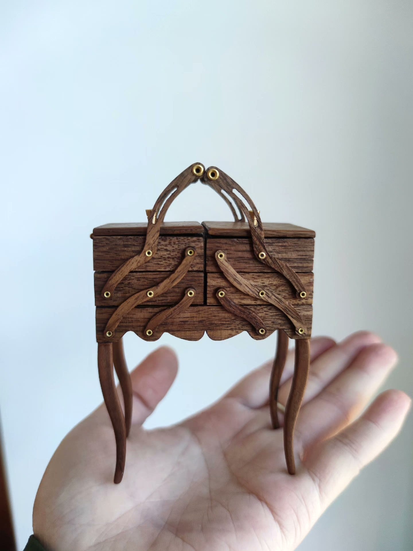 Caja de costura en miniatura a escala 1:12 con asas dobles, muebles para casa de muñecas