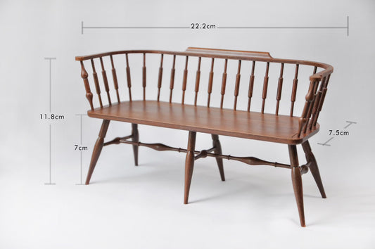 Muebles de casa de muñecas en miniatura con silla doble Windsor de respaldo bajo a escala 1:6