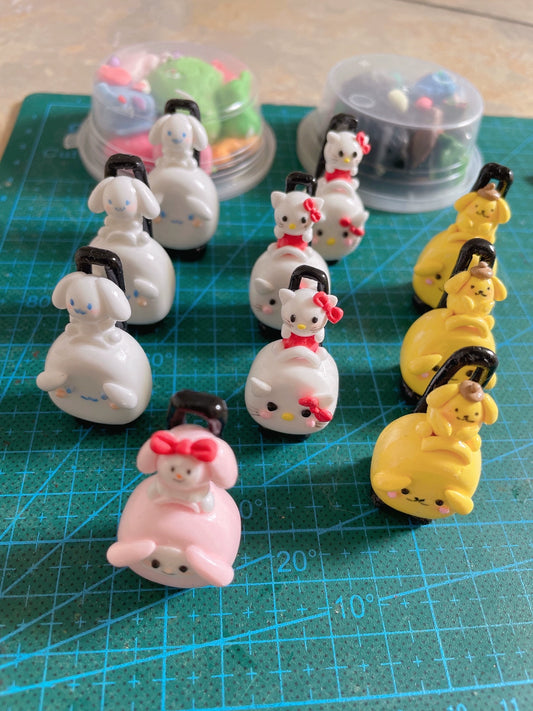 Maleta en miniatura a escala 1:12 de la serie Sanrio, accesorio para casa de muñecas con arcilla.