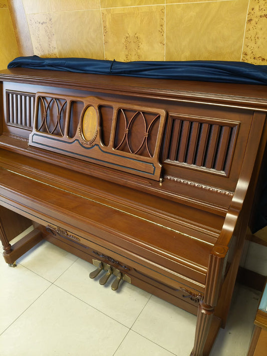 Piano clásico de alta gama, elegante, rara vez usado, en excelente estado.