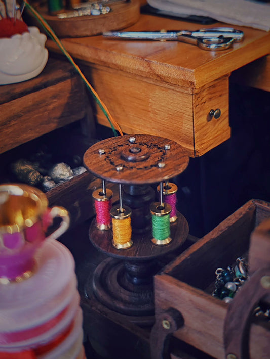 Meubles miniatures pour maison de poupée à l'échelle 1:6, atelier de couture, support de bobines en noyer